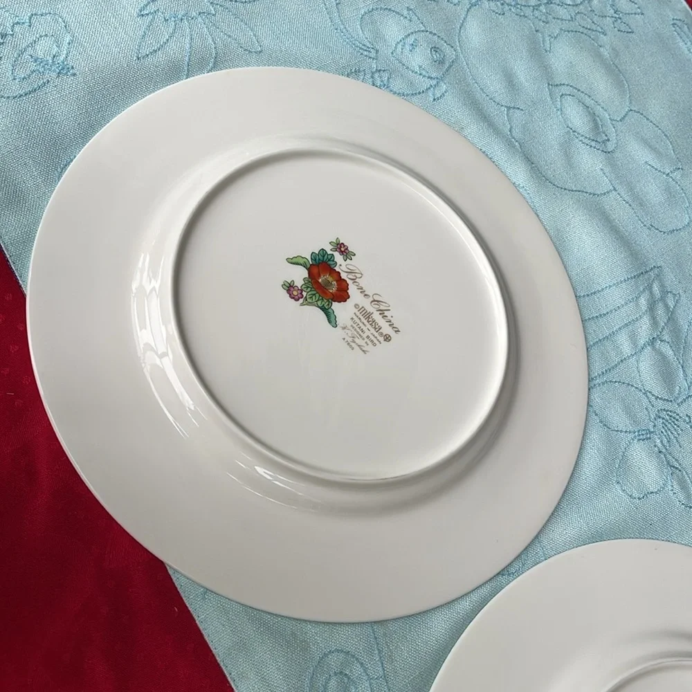 Mikasa Red and Green Ornate Dinnerware set of  2 -Bone China Kutani Bird